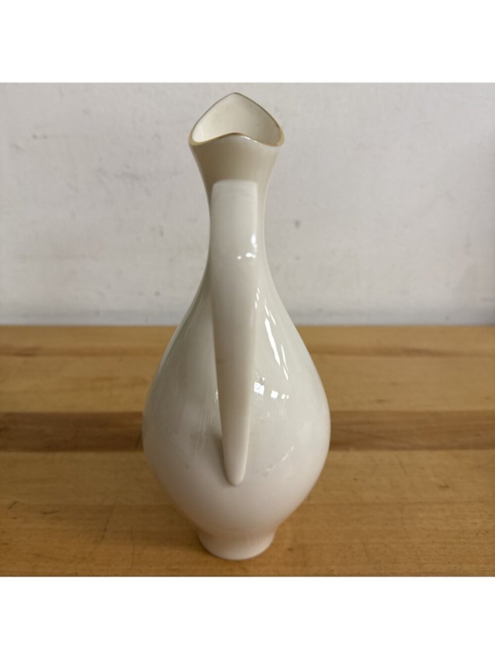 Lenox Sleek Modern Pitcher LENOX, USA Gold Trim White Handle & Interior - Picture 2 of 4
